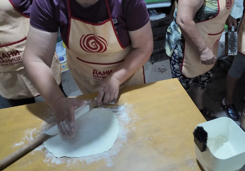 Svrljižani napravili najbolju slatku banicu u Beloj Palanci: Ekipa „Prijatelji“ osvojila prvo mesto 2 Prijatelji, ekipa koja pravi najbolju banicu, foto: M.M.