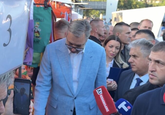 Vučić u Svrljigu: Najavljeno 20 kilometara novih puteva, investitor za više od 100 radnih mesta i brza saobraćajnica do Zaječara 2 Vučić razgleda štandove i razgovara sa izlagačima, foto: V.N.