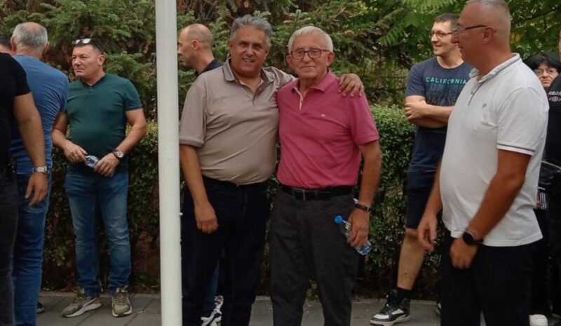 U Svrljigu prikupljani potpisi za listu ,,Aleksandar Vučić - Ujedinjena Srbija“ 1 Milija Miletić i genarl Vladimir Lazarević, foto: privatna arhiva