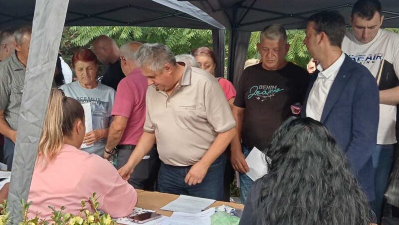 U Svrljigu prikupljani potpisi za listu ,,Aleksandar Vučić - Ujedinjena Srbija“ 2 Miletić potpisao i dao podršku listi Aleksandar Vučić - Ujedinjena Srbija
