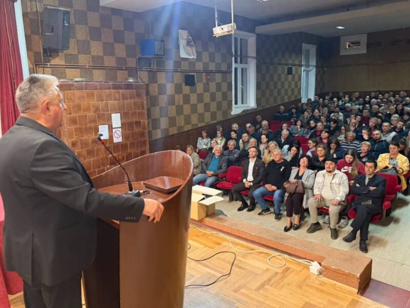 MILIJA MILETIĆ: USS podržava listu 1. Aleksandar Vučić - Ujedinjena Srbija 1 Milija Miletić se obraća sa bine, foto: Svrljiške novine
