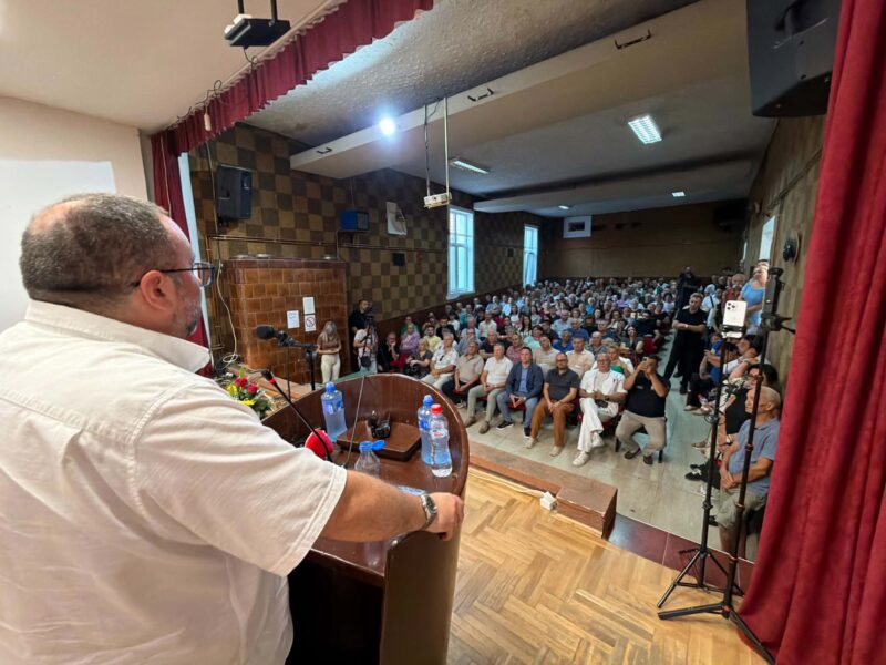 Svrljig dočekao Lazareviće: Sala puna, građani čekali i ispred Kulturnog centra 2 Doktor Milan Lazarević u obraćanju na tribini u KC Svrljig, foto: Svrljiške novine