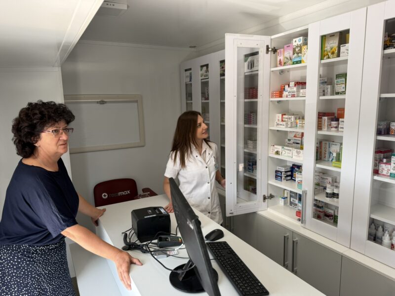 Mobilna apoteka danas u Grbavču i Plužini: Lekovi na recept dostupniji meštanima svrljiških sela 2 Tatjana Lazarević u razgovoru sa farmaceutom, briga o ljudima je na prvom mestu, foto: Svrljiške novine