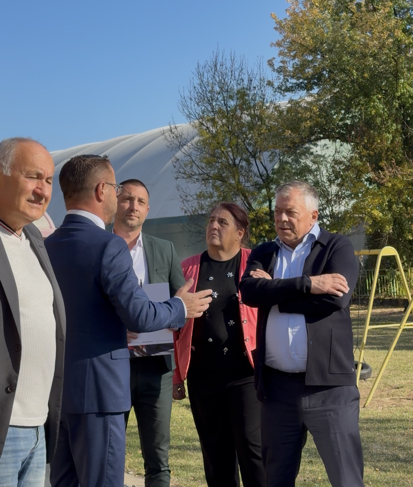 Tončev u Svrljigu: Ministarstvo obezbeđuje sredstva za zamenu oluka na vrtiću „Poletarac“ 3 Razgovori u dvorištu PU Poletarac, foto: Svrljiške novine