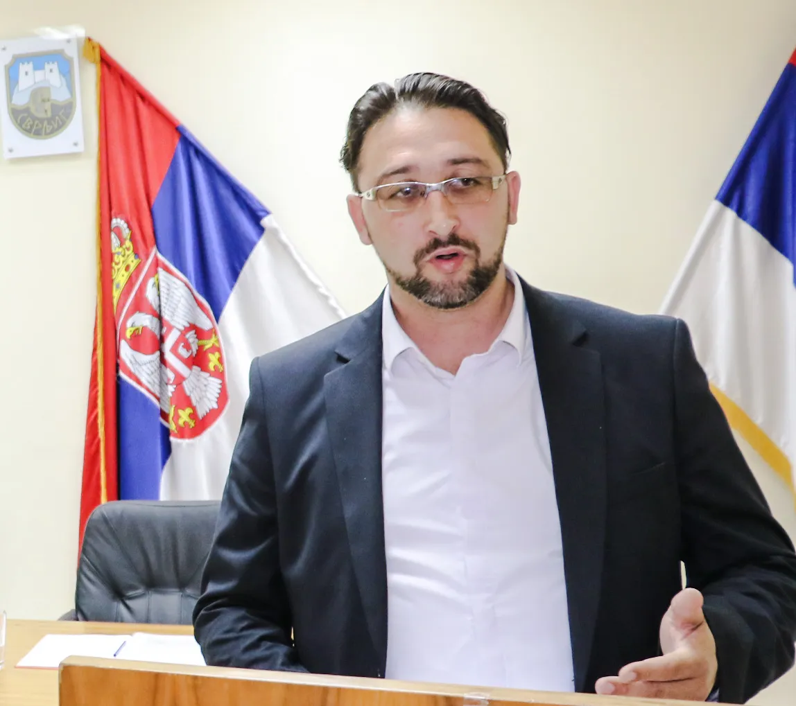 Skupština posvećena privredi, Igor Davidović za govornicom, foto: M.M. / Svrljiške novine
