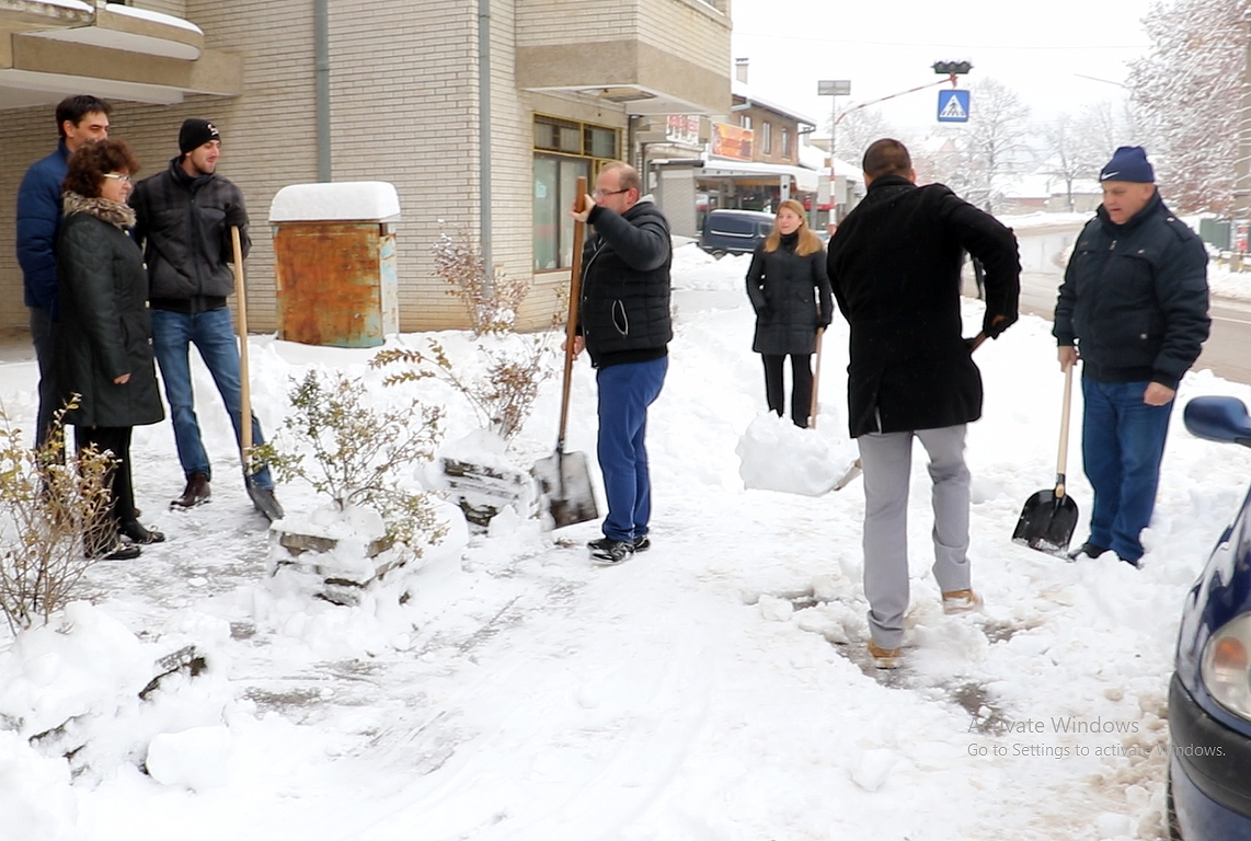 Čišćenje snega, foto: M.M. / Svrljiške novine 