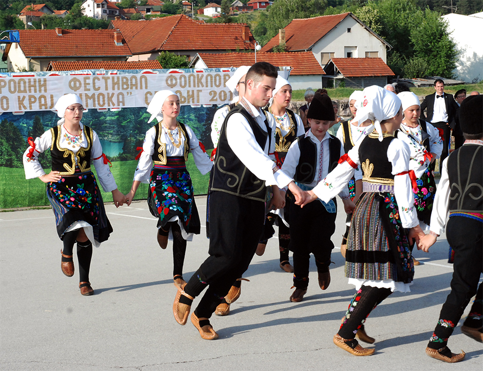 Igra kolo kraj Timoka, foto: M. Miladinović, Svrljiške novine