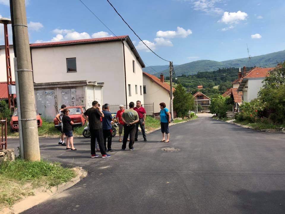 Miletić u razgovoru sa građanima, foto: S.K. Miletić u razgovoru sa građanima, foto: S.K.