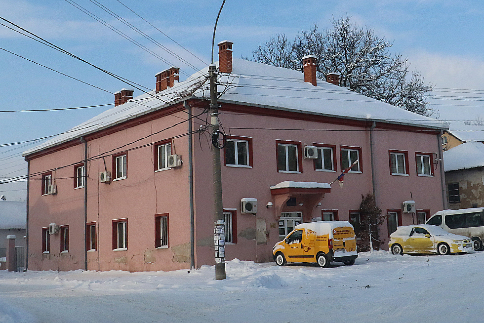 Oronula fasada na opštinskoj zgradi, arhivska fotografija, Svrljiške novine