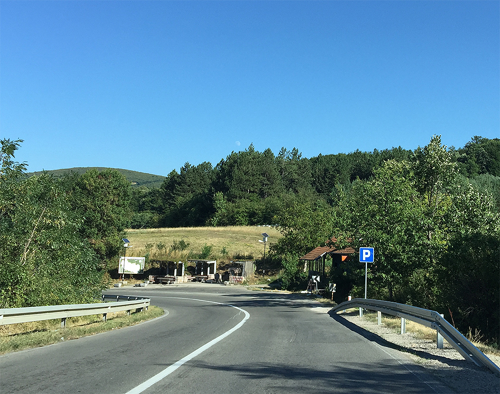 Prevoj Gramada i pogled na stajalište pored nekadašnje kafane, foto: M. M. / Svrljiške novine